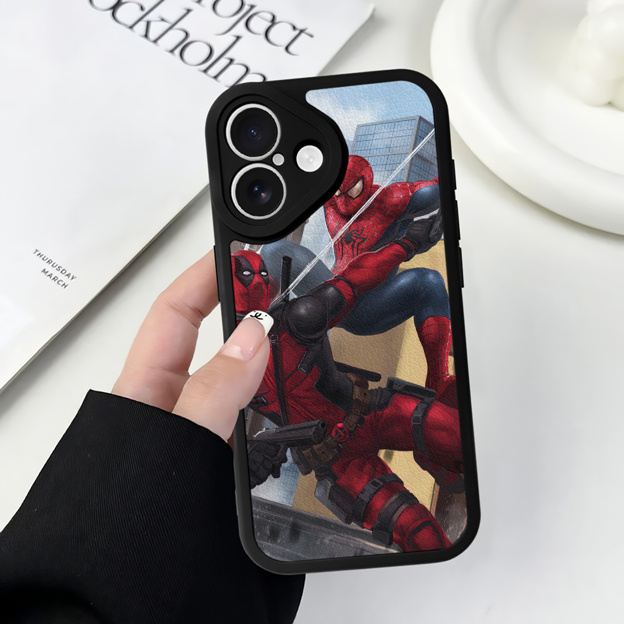 （画像用） Deadpool デッドプール 【iPhone 16シリーズ対応】シリコンスマホケース（レザー調） 材質：シリコン